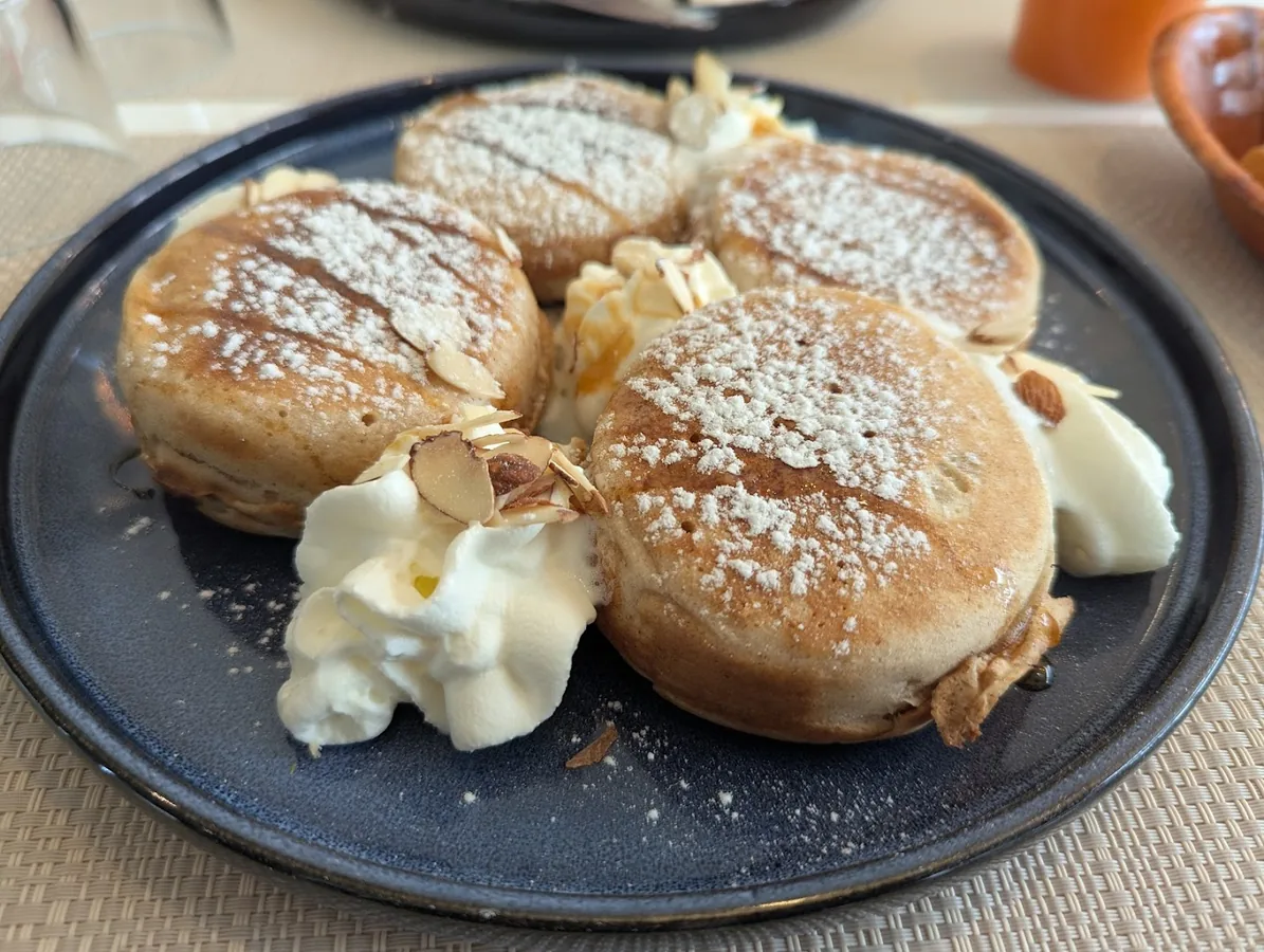 Moko Café, pancakes maison épais saupoudrés de sucre glace avec crème