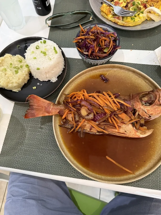 Moko Café, poisson entier grillé sauce et légumes avec riz